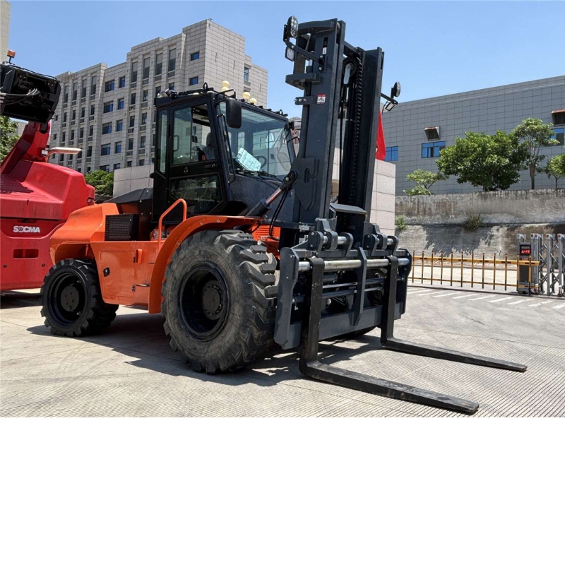 Empilhadeira Todo-Terreno SOCMA 8 Toneladas