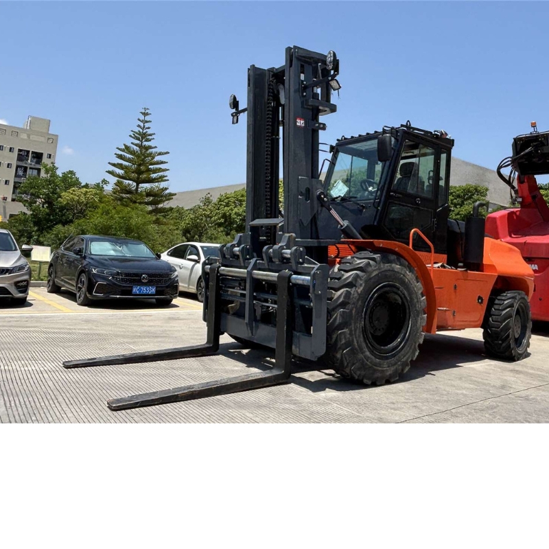 Empilhadeira Todo-Terreno SOCMA 8 Toneladas